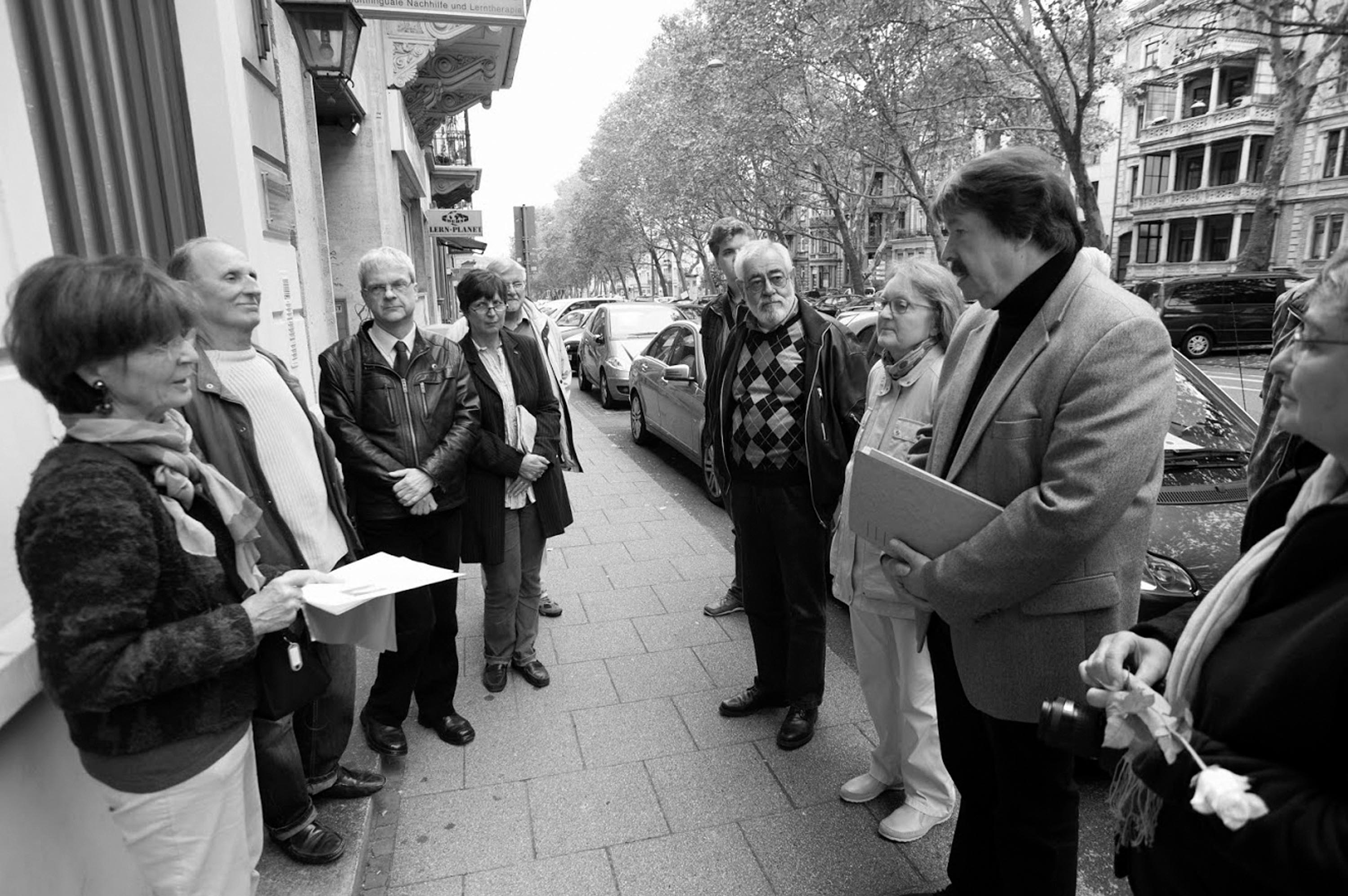 Würdigung Maschmeyers bei der „Stolperstein“-Verlegung durch Inge Naumann-Götting vom Aktiven Museum Spiegelgasse (ganz l.), den Ortsvorsteher Wiesbaden-Mitte Roland Presber (3. von l.) und den „Paten“ Dr. Axel Ulrich (2. von r.) am 1. Oktober 2013